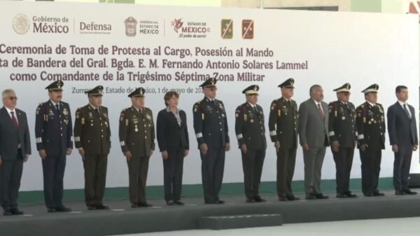 Momento de tensión en Santa Lucía: cae mampara sobre Delfina Gómez durante ceremonia militar