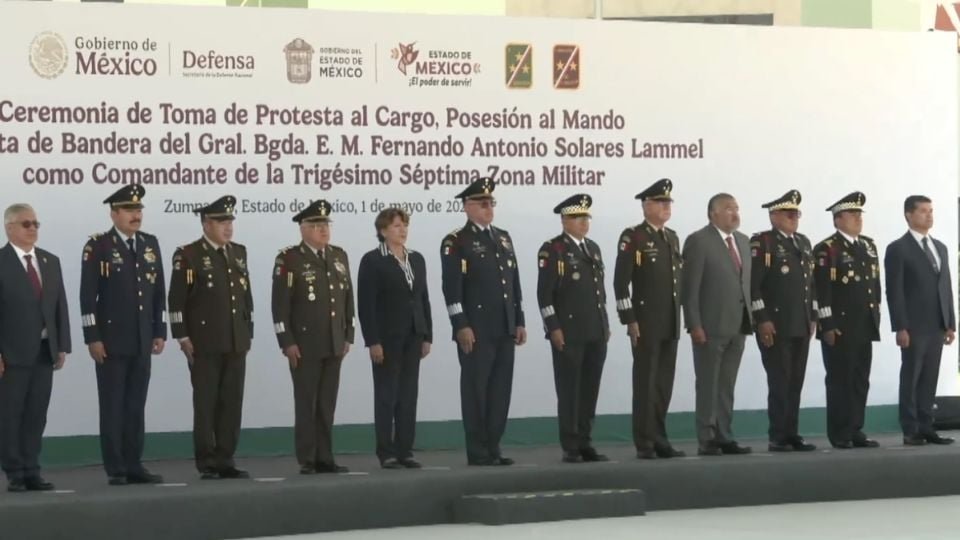 Momento de tensión en Santa Lucía: cae mampara sobre Delfina Gómez durante ceremonia militar
