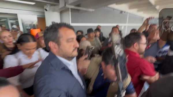 VIDEO: Llaman "cínico" a Andy López Beltrán y lo reciben con abucheos en Chihuahua