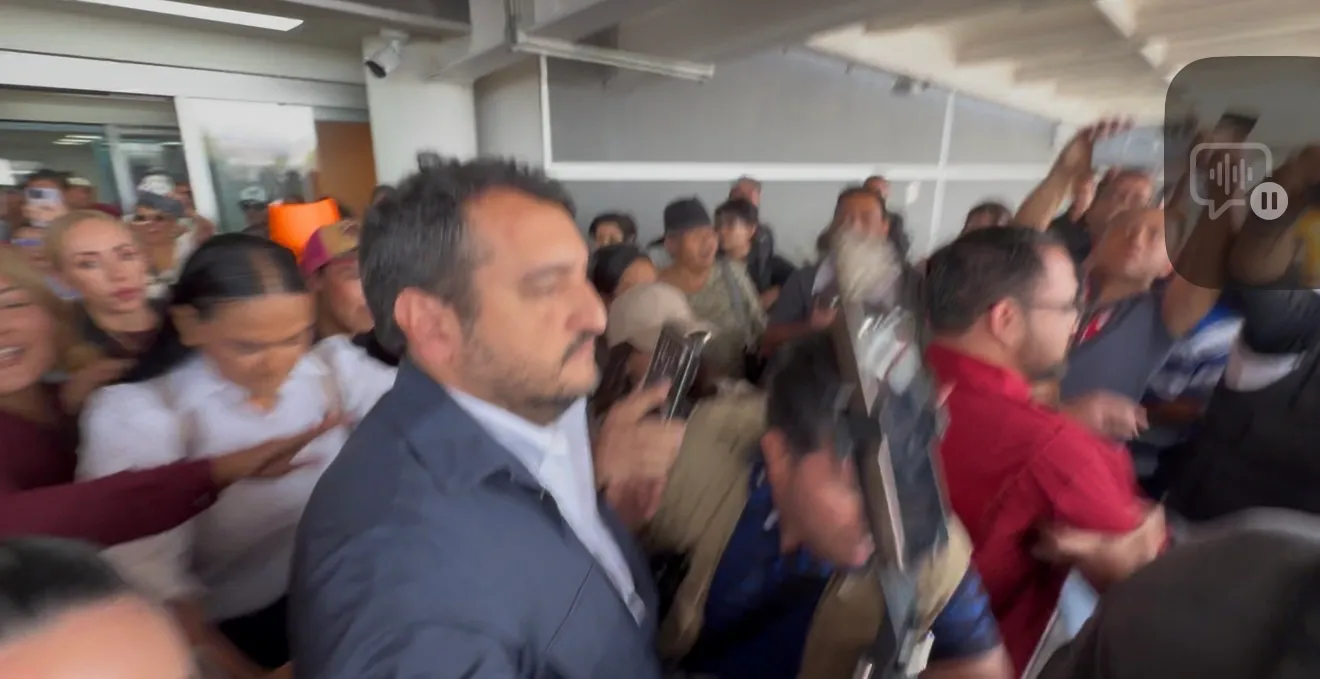 VIDEO: Llaman "cínico" a Andy López Beltrán y lo reciben con abucheos en Chihuahua