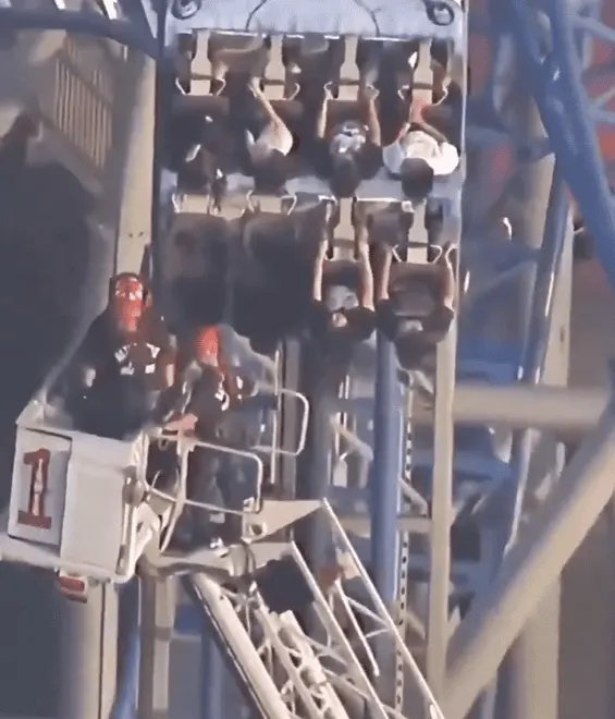 8 personas quedan atrapadas en montaña rusa en Texas por más de 4 horas a 30 metros de altura