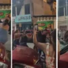 Pelean mujeres en Jalpa durante desfile de carros alegóricos de aspirantes a Flor de la Jícara 2026