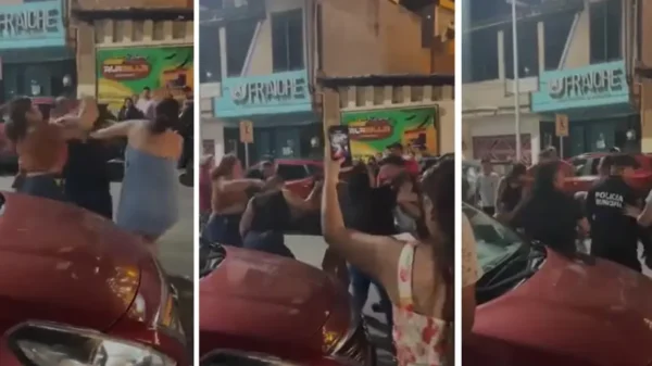 Pelean mujeres en Jalpa durante desfile de carros alegóricos de aspirantes a Flor de la Jícara 2026