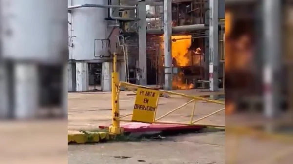 ¡Otra vez Pemex! Nuevo incendio en complejo petroquímico de Veracruz enciende las alarmas (VIDEO)
