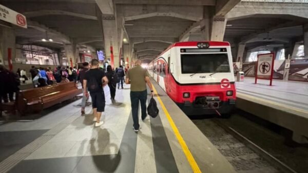 Caos en el Tren Suburbano: pasajeros descienden en plena vía tras falla rumbo al AIFA