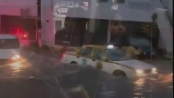 Caos por lluvias en Nuevo León: corriente arrastra vehículos entre Monterrey y San Nicolás