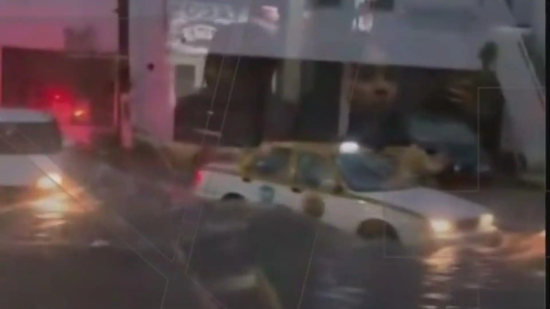 Caos por lluvias en Nuevo León: corriente arrastra vehículos entre Monterrey y San Nicolás
