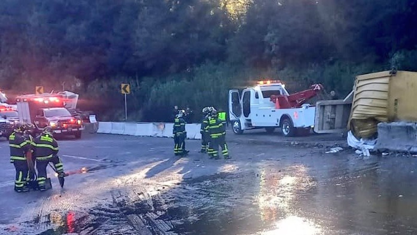 Impactante volcadura en la México-Toluca: camioneta da varias vueltas y queda captada en video