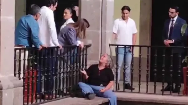 Activista con discapacidad sube a cornisa del Palacio de Gobierno de Morelos