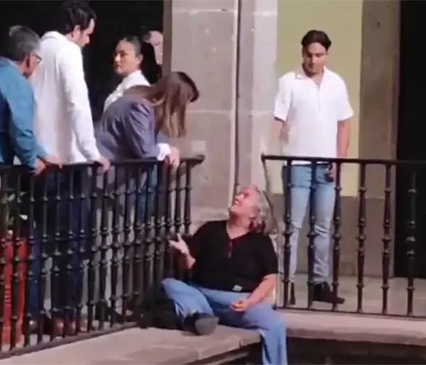 Activista con discapacidad sube a cornisa del Palacio de Gobierno de Morelos