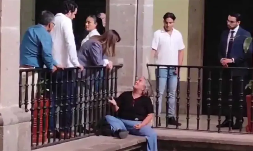 Activista con discapacidad sube a cornisa del Palacio de Gobierno de Morelos
