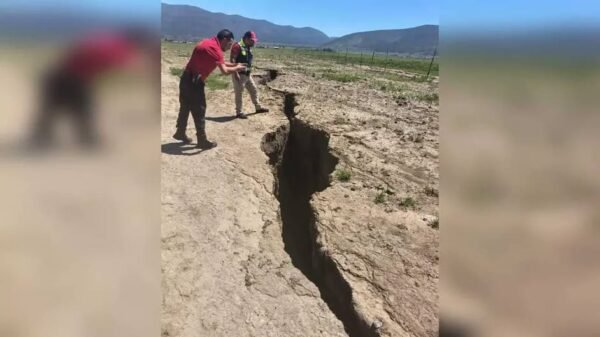 ¡Alerta por enorme grieta de 200 metrosen Coahuila! Habitantes temen que el terreno siga colapsando