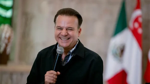 Gobernador de Durango asegura que su visa no le fue retirada