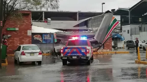 Mujer muere tras caerle anuncio debido a tormenta y fuertes vientos en Monterrey