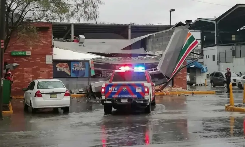 Mujer muere tras caerle anuncio debido a tormenta y fuertes vientos en Monterrey