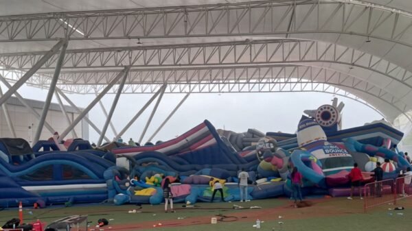 Niños estaban jugando cuando el viento elevó un brincolín en Torreón; así ocurrió el incidente