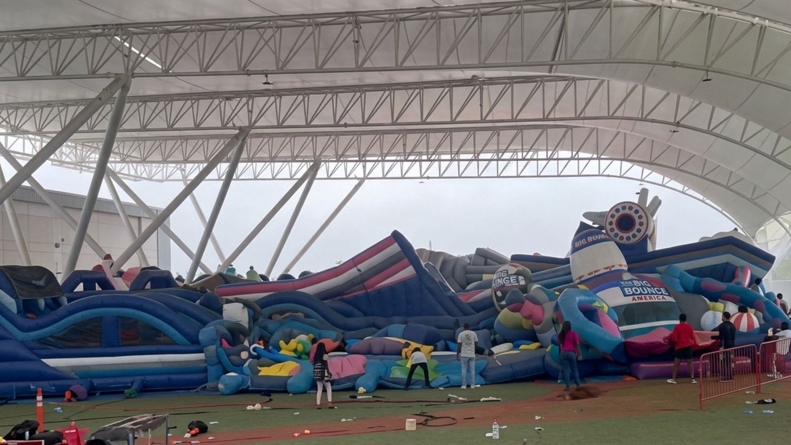 Niños estaban jugando cuando el viento elevó un brincolín en Torreón; así ocurrió el incidente