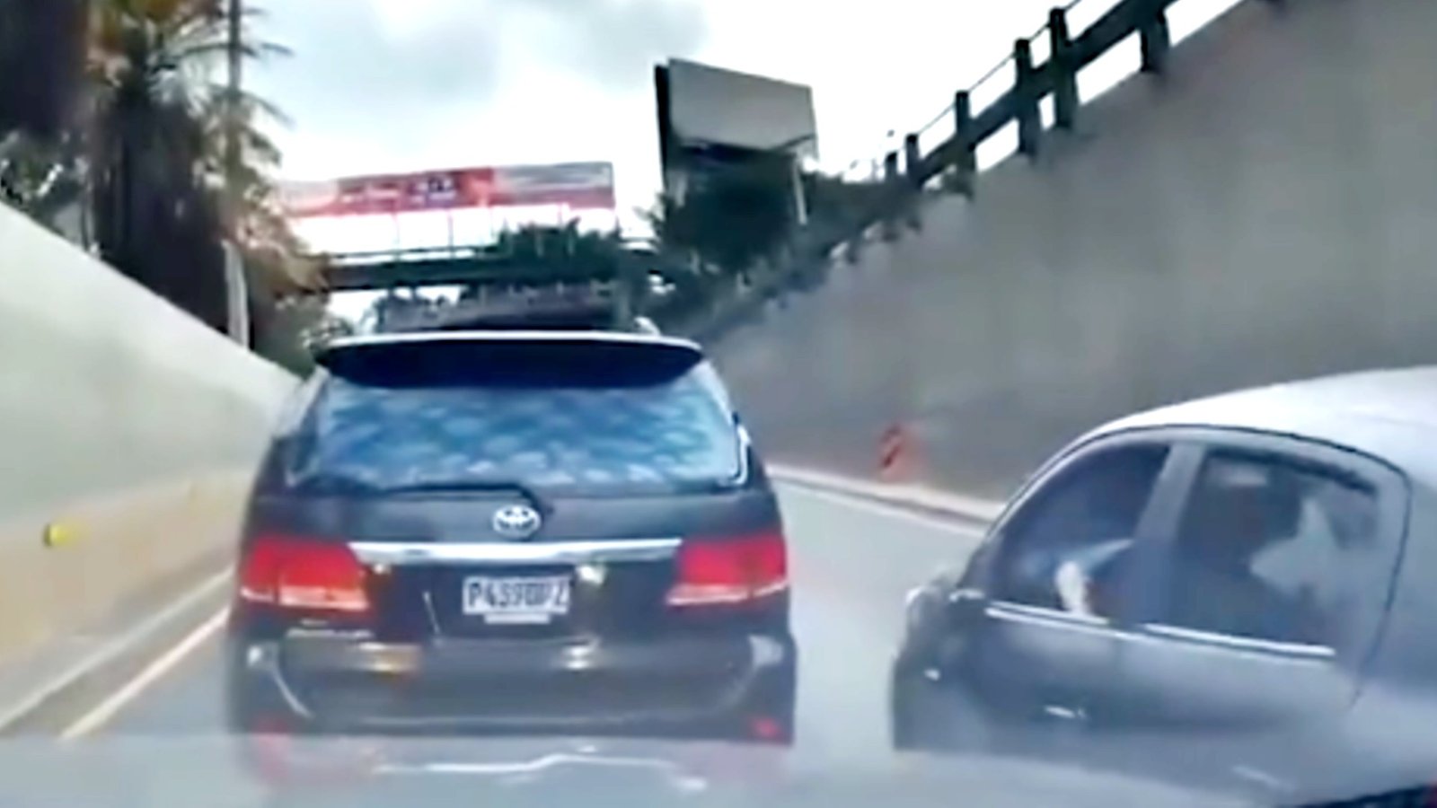 Intentó incorporarse y terminó arrastrado varios metros; impactante choque queda grabado en video