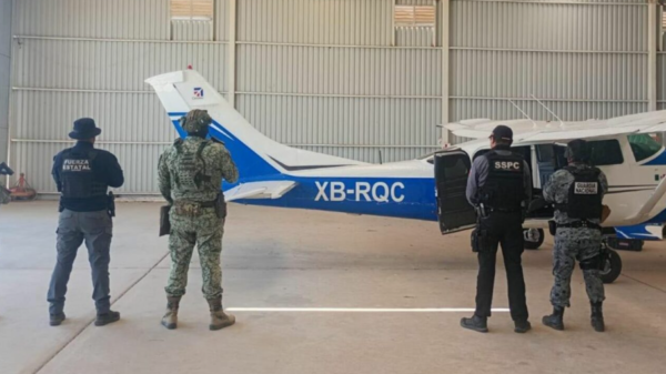 Aseguran avioneta con droga y armamento en Mexicali