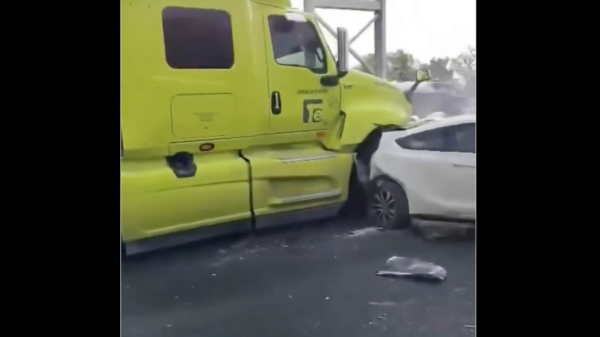 VIDEO: Tráiler provoca devastadora carambola en Ecatepec; hay un muerto y varios heridos