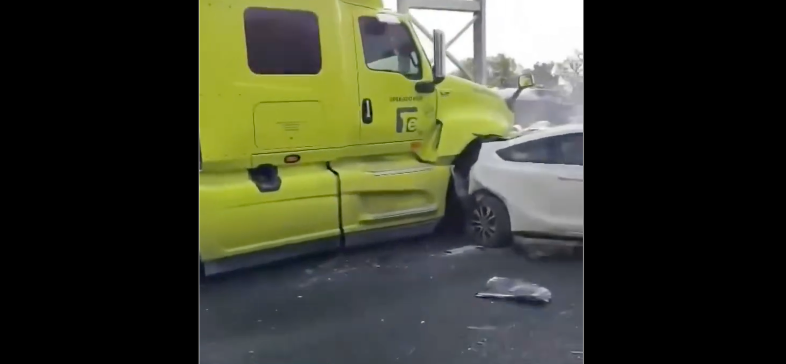 VIDEO: Tráiler provoca devastadora carambola en Ecatepec; hay un muerto y varios heridos