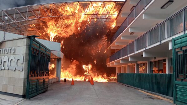 Intenso incendio consume parte de colegio en Metepec; colapsa la techumbre principal