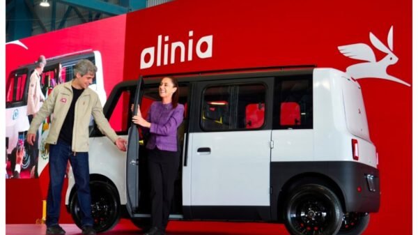 Sheinbaum presenta Olinia, el primer auto eléctrico mexicano; costará desde 150 mil pesos