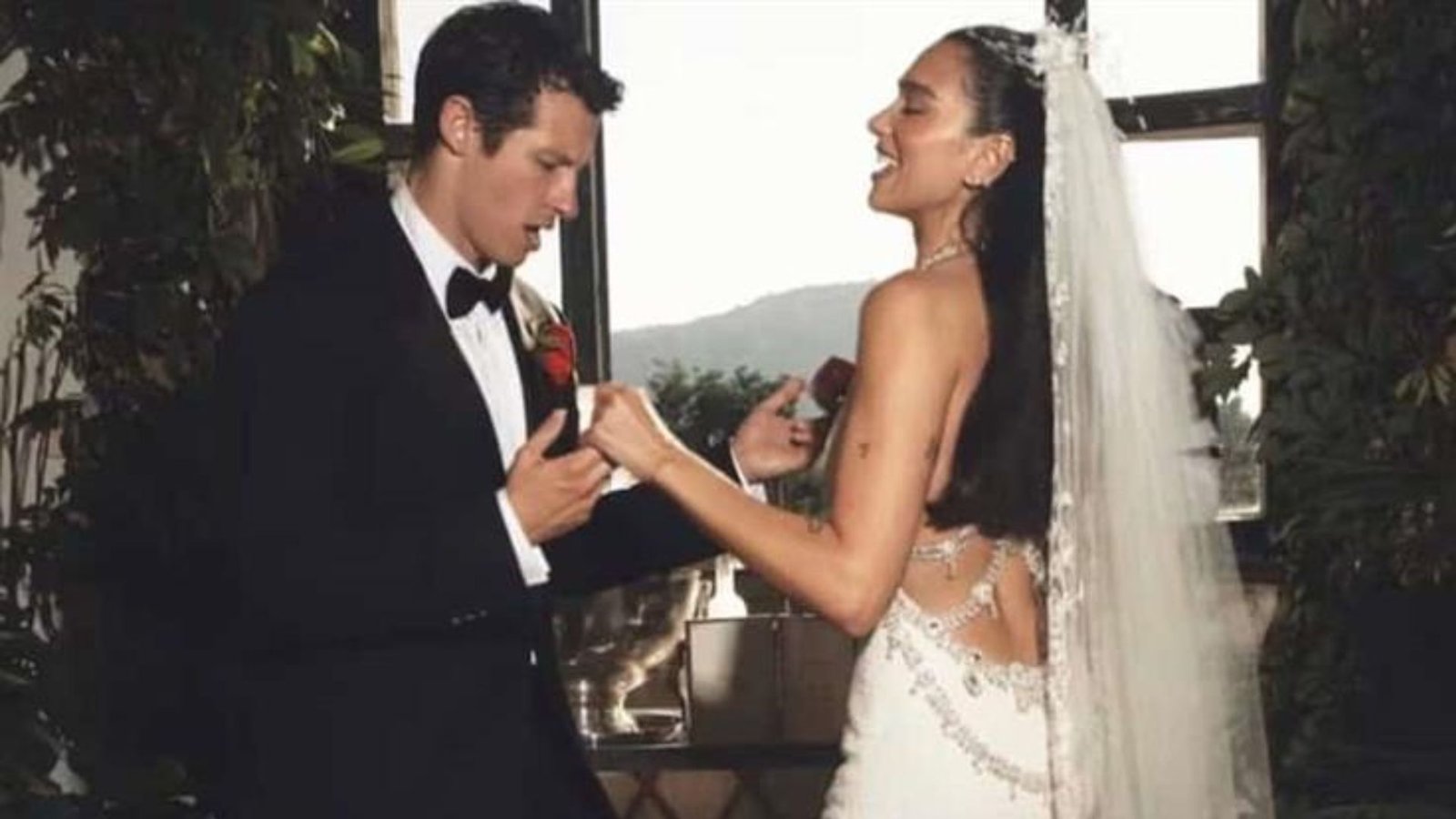 Dua Lipa comparte fotos inéditas de su boda