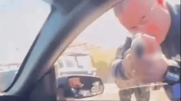Separan de su cargo a jefe de Tránsito en Sonora tras apuntar su arma contra automovilista