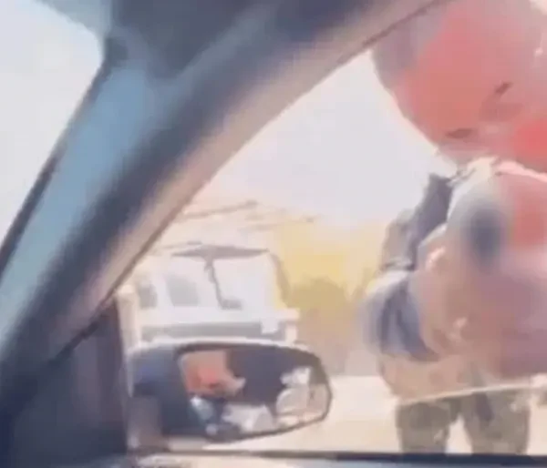 Separan de su cargo a jefe de Tránsito en Sonora tras apuntar su arma contra automovilista