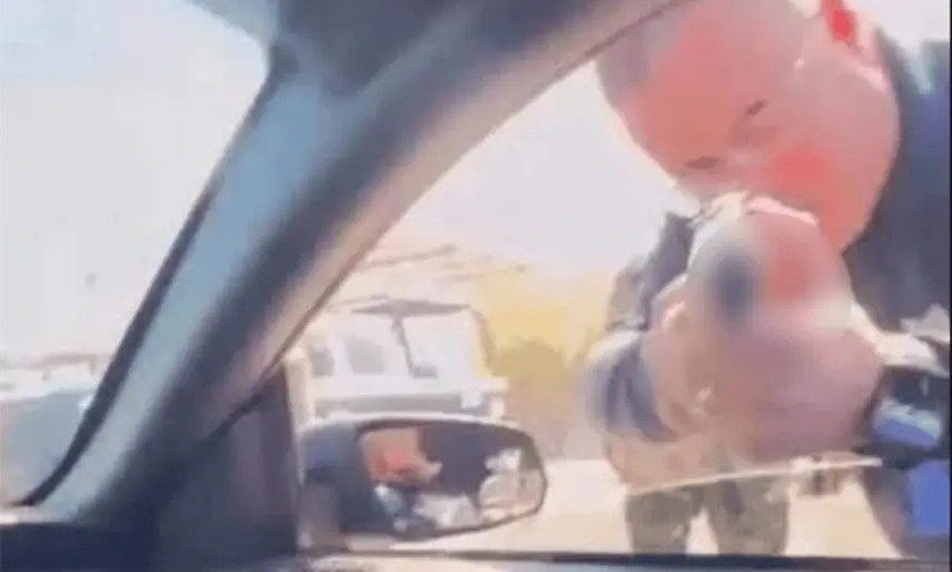 Separan de su cargo a jefe de Tránsito en Sonora tras apuntar su arma contra automovilista