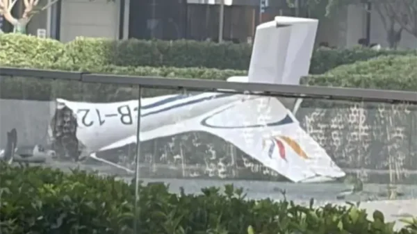 Se viraliza imagen de avioneta impactando contra el edificio más alto de Pekín, China