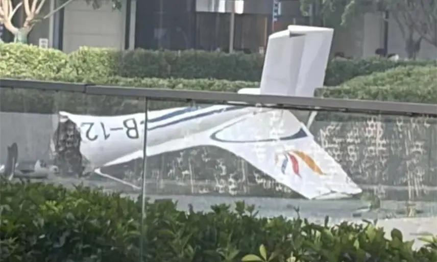 Se viraliza imagen de avioneta impactando contra el edificio más alto de Pekín, China