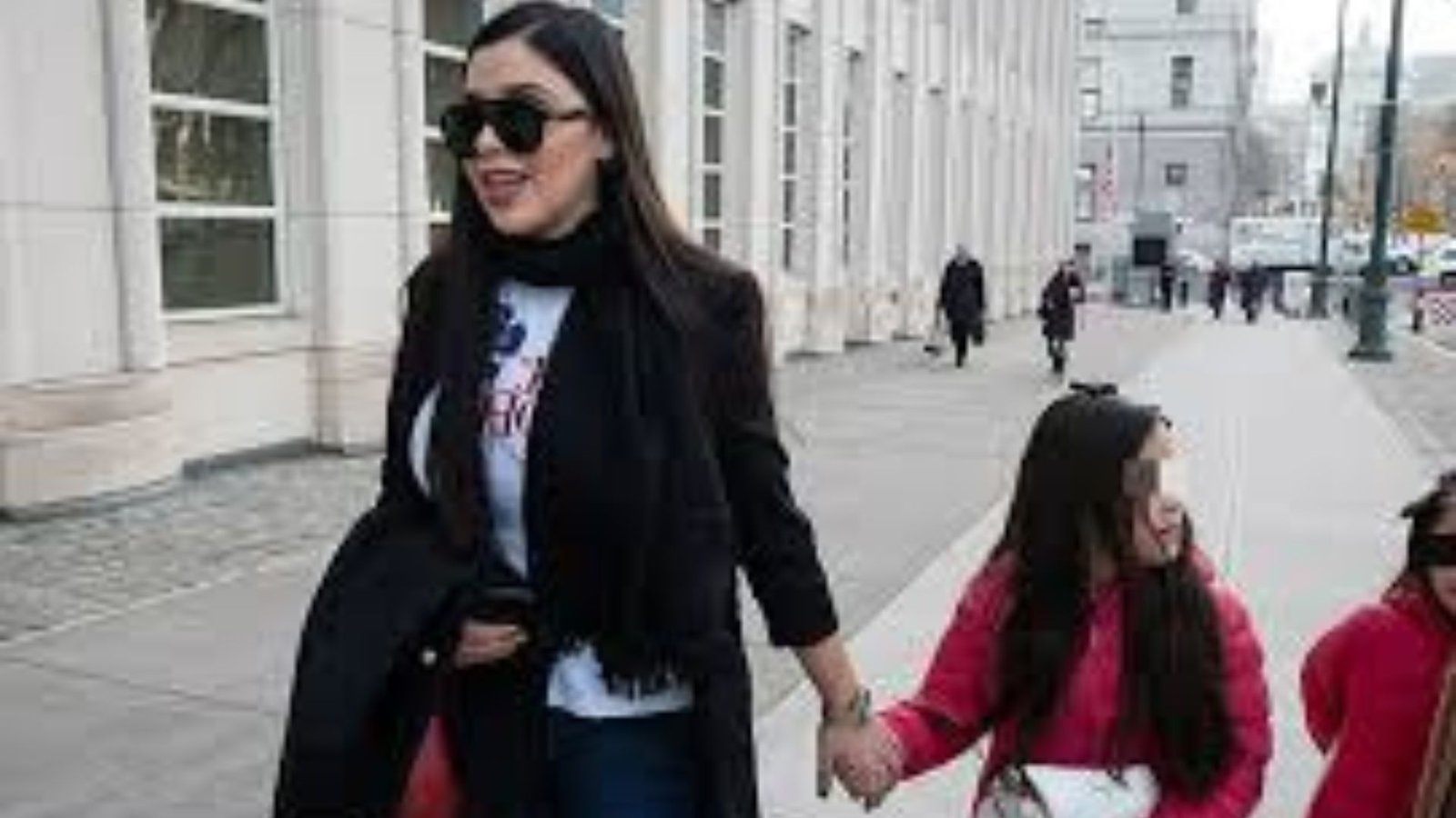 Emma Coronel muestra un recuerdo de sus hijas y genera miles de reacciones