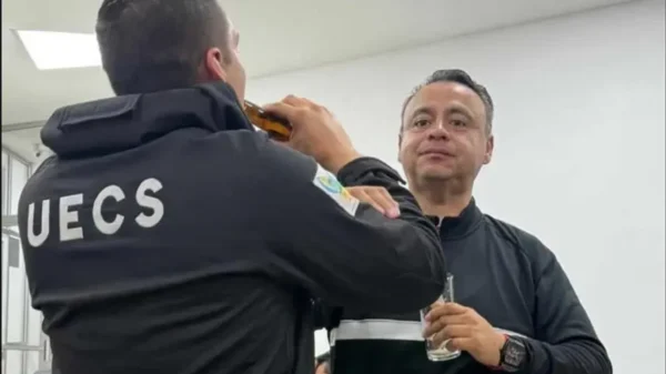 Titular de la Unidad Antisecuestro de Hidalgo arma fiesta en oficina con bebidas alcohólicas