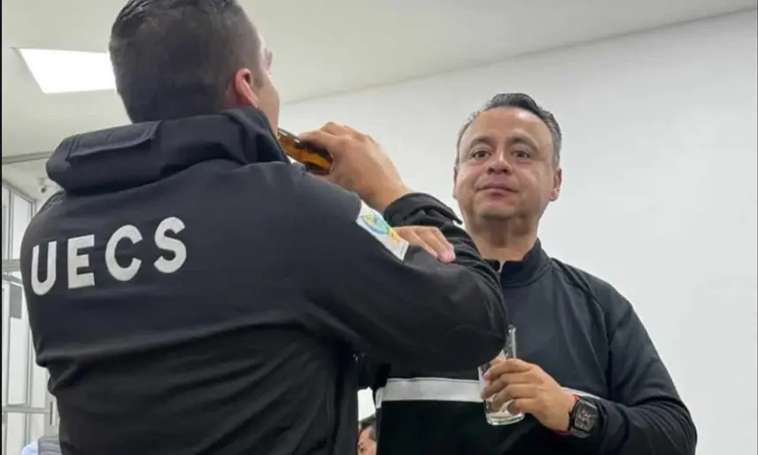 Titular de la Unidad Antisecuestro de Hidalgo arma fiesta en oficina con bebidas alcohólicas