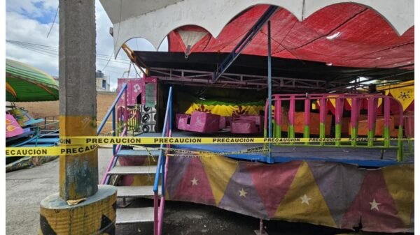 Hombre sale proyectado de juego mecánico en Metepec; una adolescente está grave y hay dos detenidos