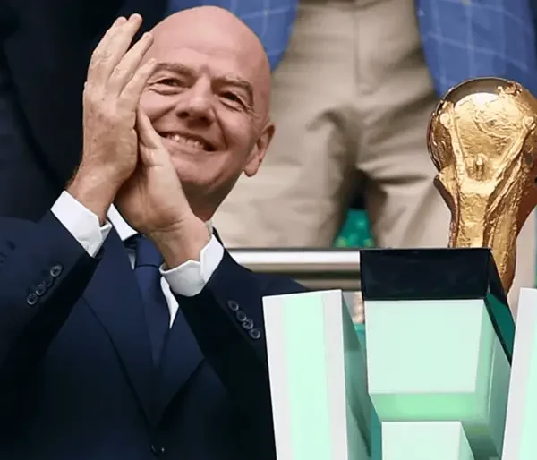 Infantino defiende pausas de hidratación
