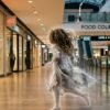 Supuesta niña fantasma aparece entre columnas de una plaza y desata terror en TikTok