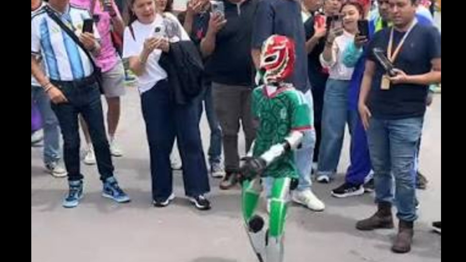 VIDEO: ¡Se robó el show! Robot bailarín conquista el FIFA FanFest de la CDMX al ritmo de la cumbia