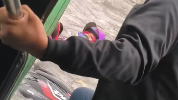 Así rescataron desde un camión a una mujer atrapada en inundación en la CDMX (VIDEO)