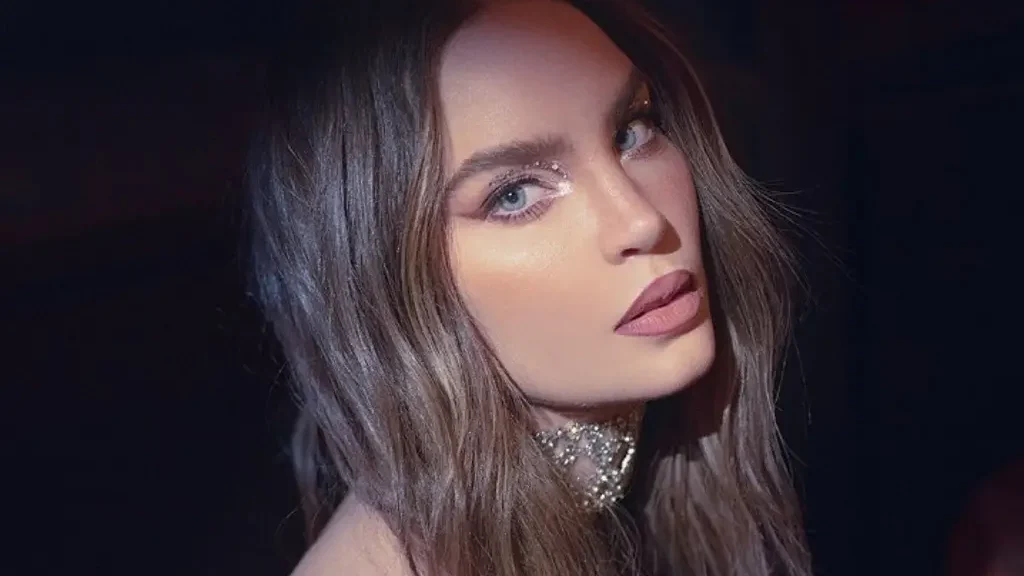 Sorprende Belinda con cambio de look y revela que tiene esta condición médica