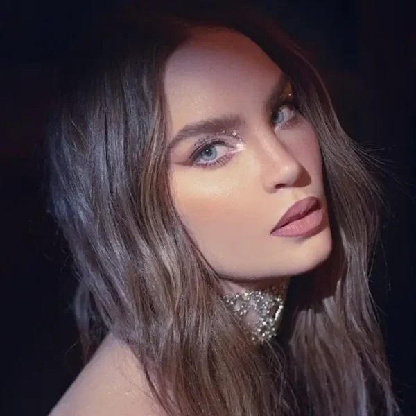 Sorprende Belinda con cambio de look y revela que tiene esta condición médica