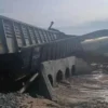 Alertan por emergencia ambiental en Sonora tras descarrilamiento de tren y derrame de químicos
