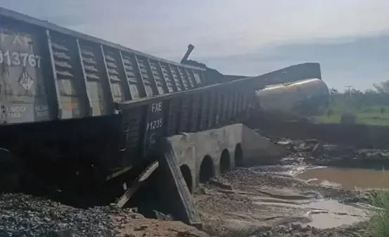 Alertan por emergencia ambiental en Sonora tras descarrilamiento de tren y derrame de químicos