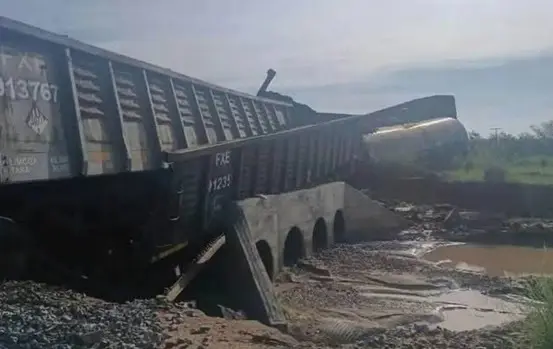 Alertan por emergencia ambiental en Sonora tras descarrilamiento de tren y derrame de químicos