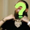 VIDEO: Cantante recibe un vaso de cristal en la cara durante show y todo termina en una pelea