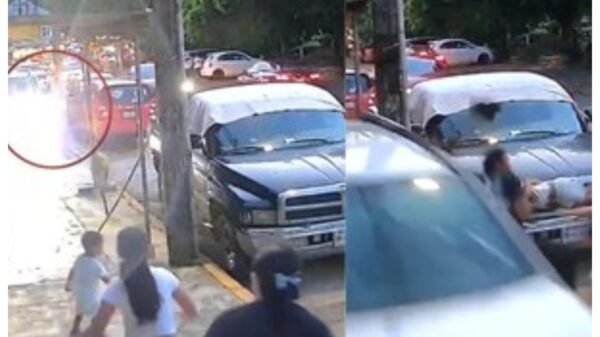 Camioneta invade banqueta y casi arrolla a una familia en Veracruz; el momento quedó grabado