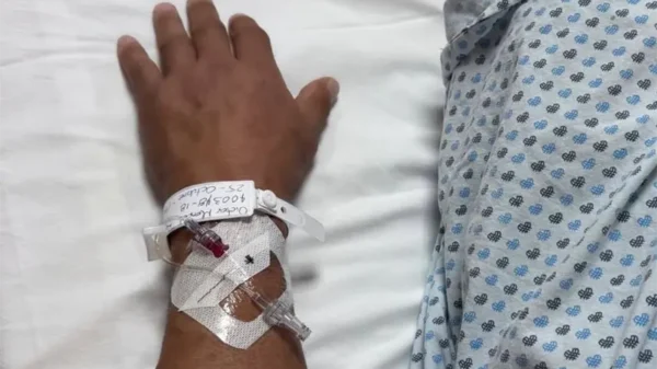 Latin Lover entra al quirófano, pide a fans que oren por él