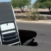 Pickup de doble cabina termina dentro de socavón en Hermosillo, Sonora